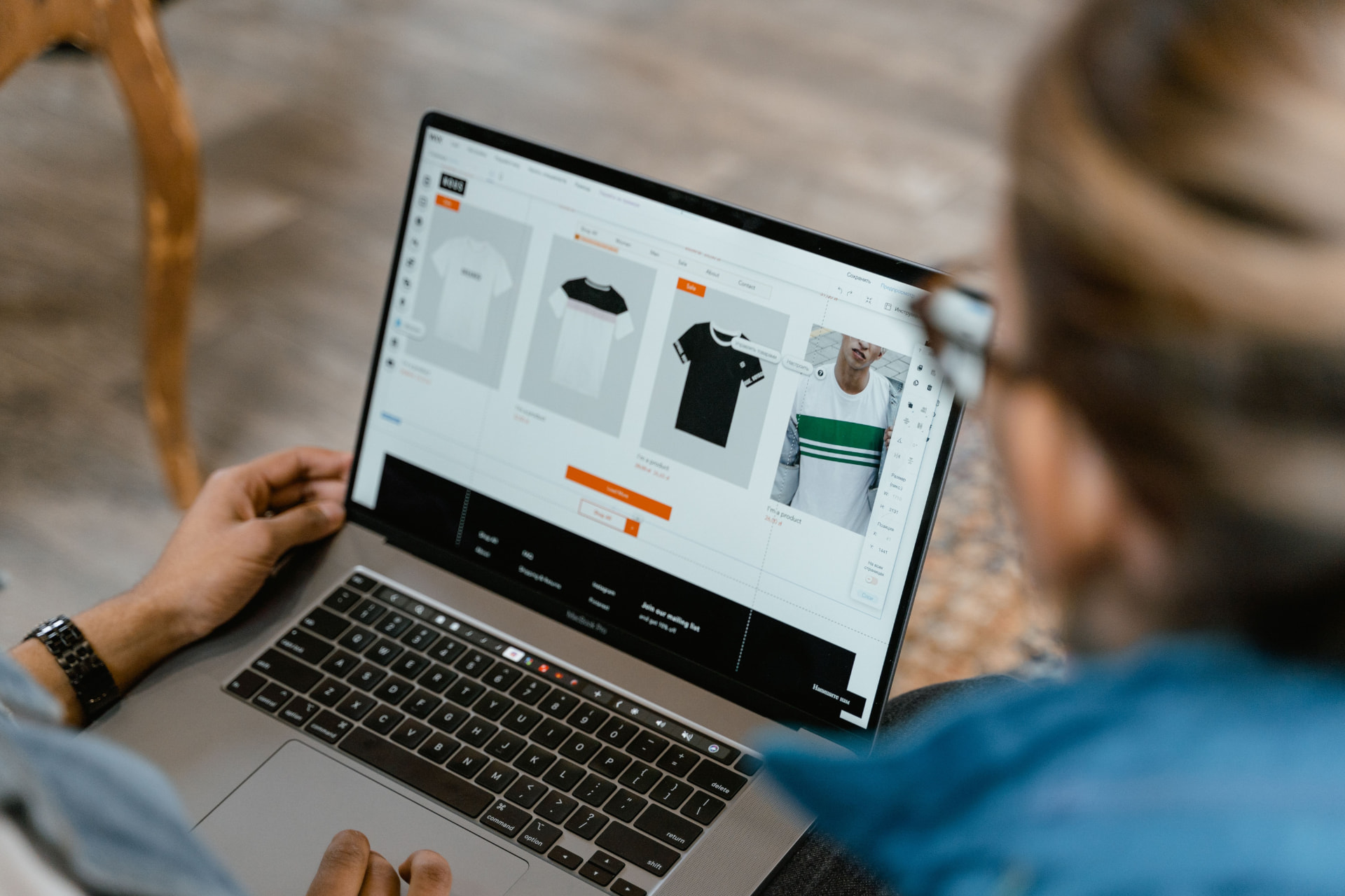 Designer construindo o layout de uma loja virtual