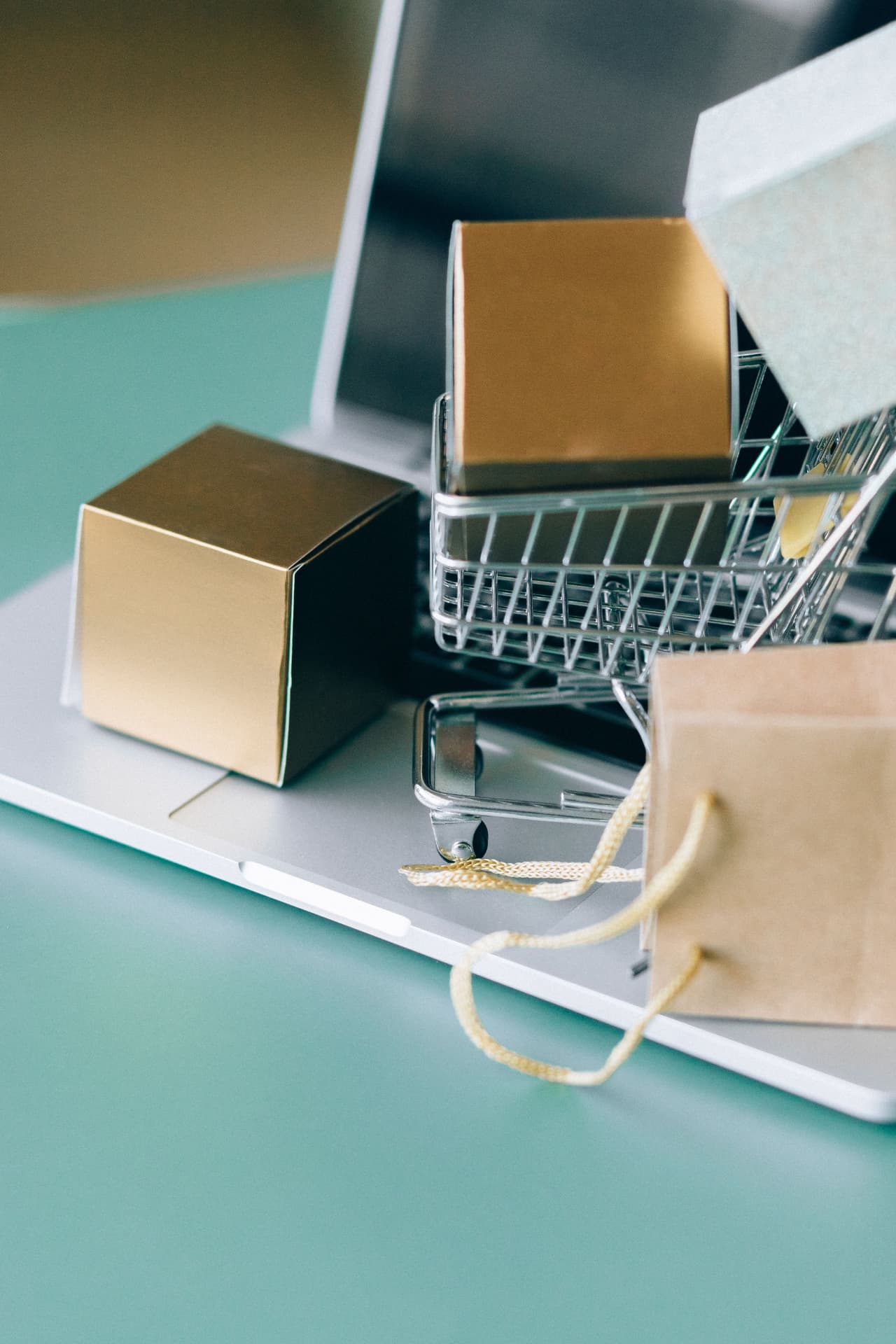 Carrinho de compras e caixas de envio sobre um notebook