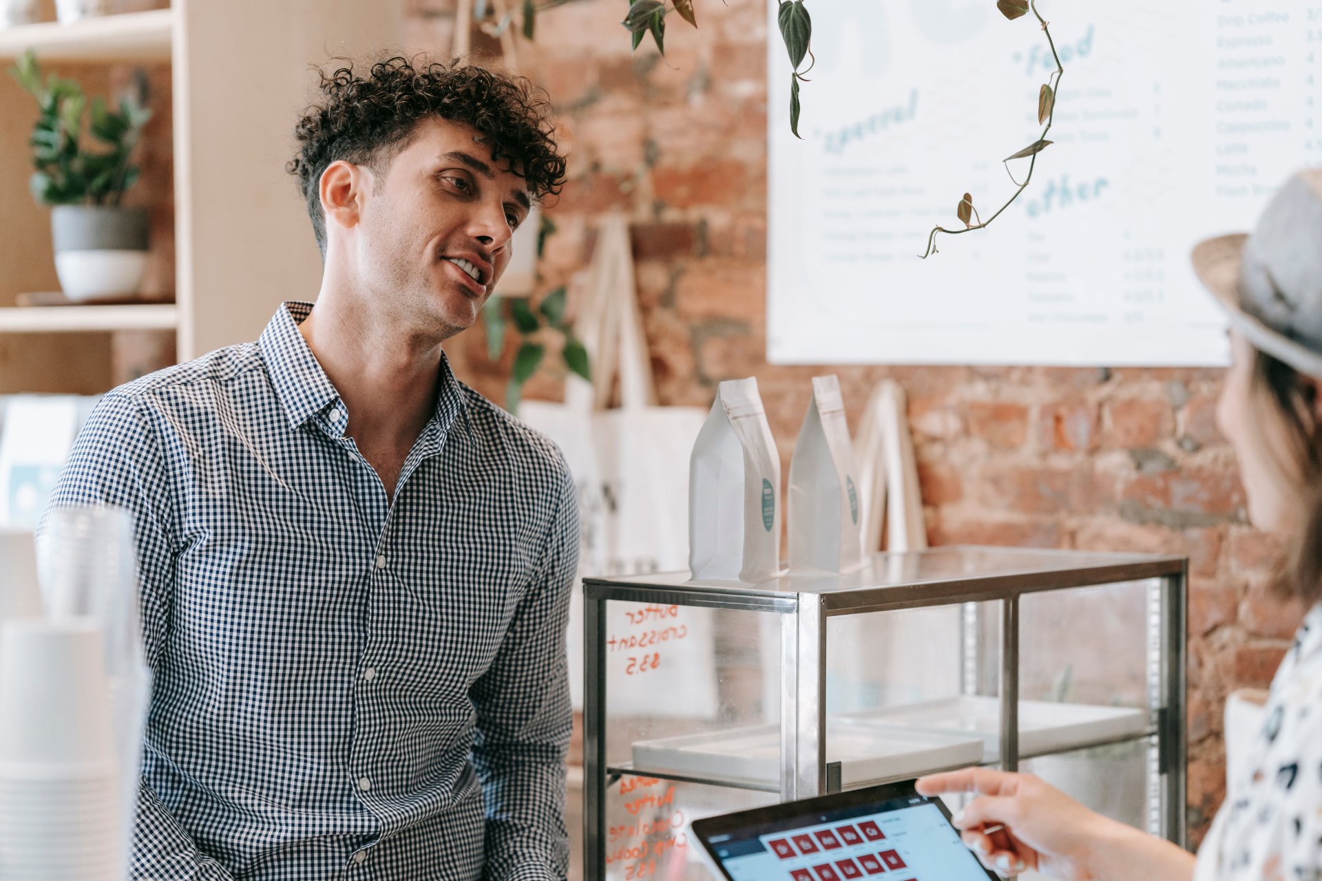 Atendimento humano em uma loja física conversando com cliente