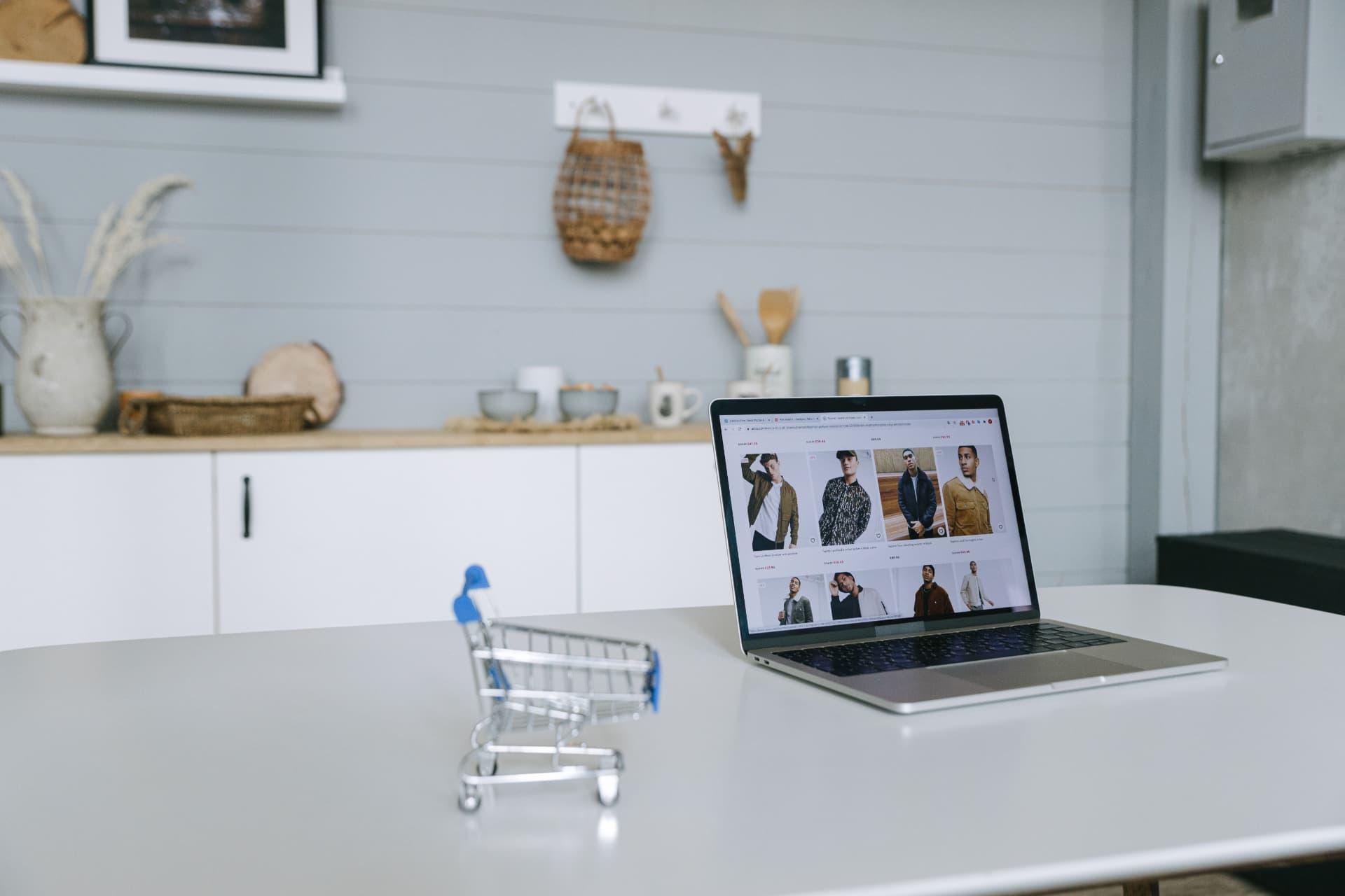 Loja virtual Nuvemshop aberta em um notebook
